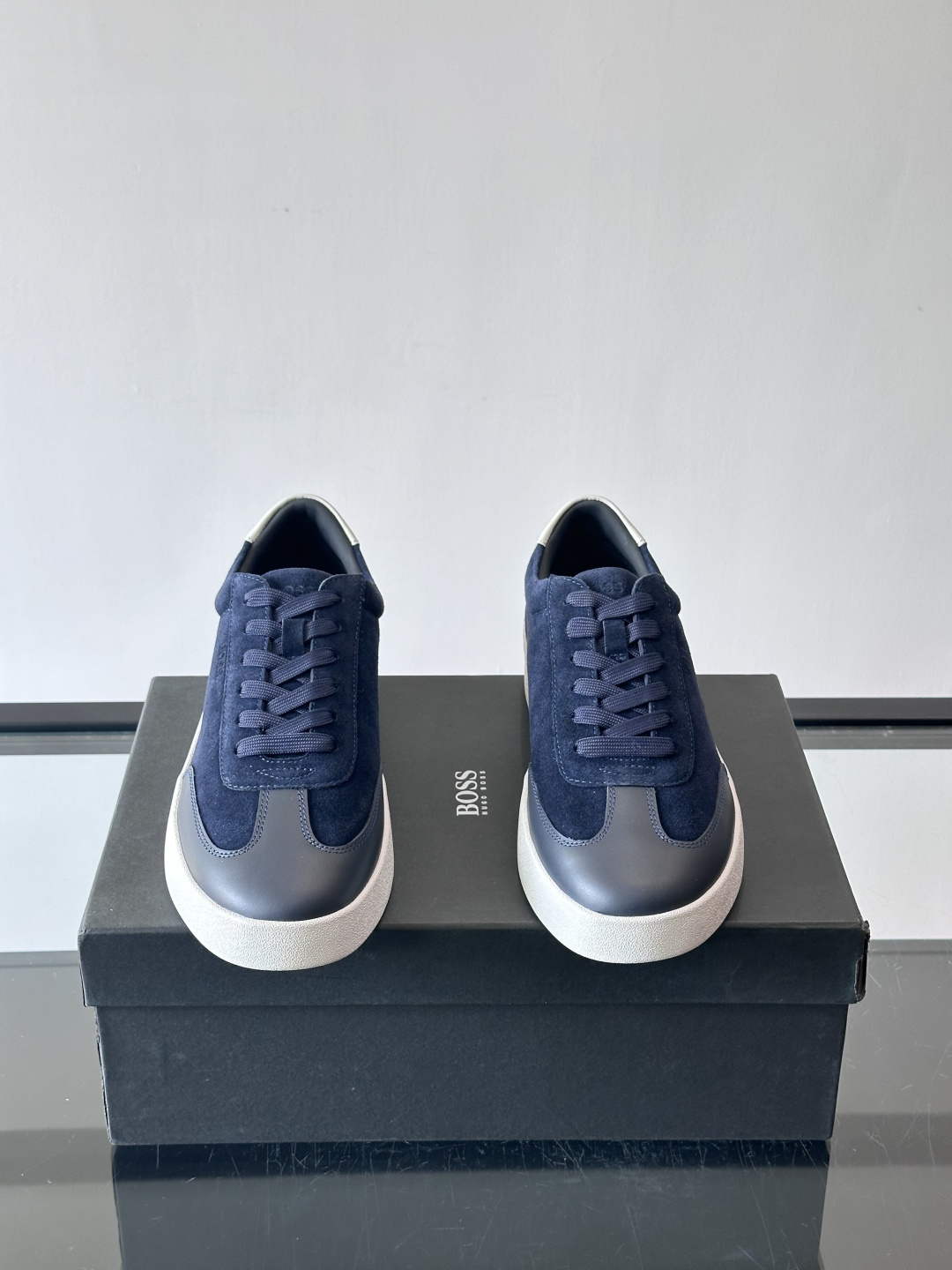 boss男士拼接德训鞋，采用头层牛皮+绒面革拼接，质感细腻又耐用。低帮设计+白色橡胶鞋底，简约百搭，日常