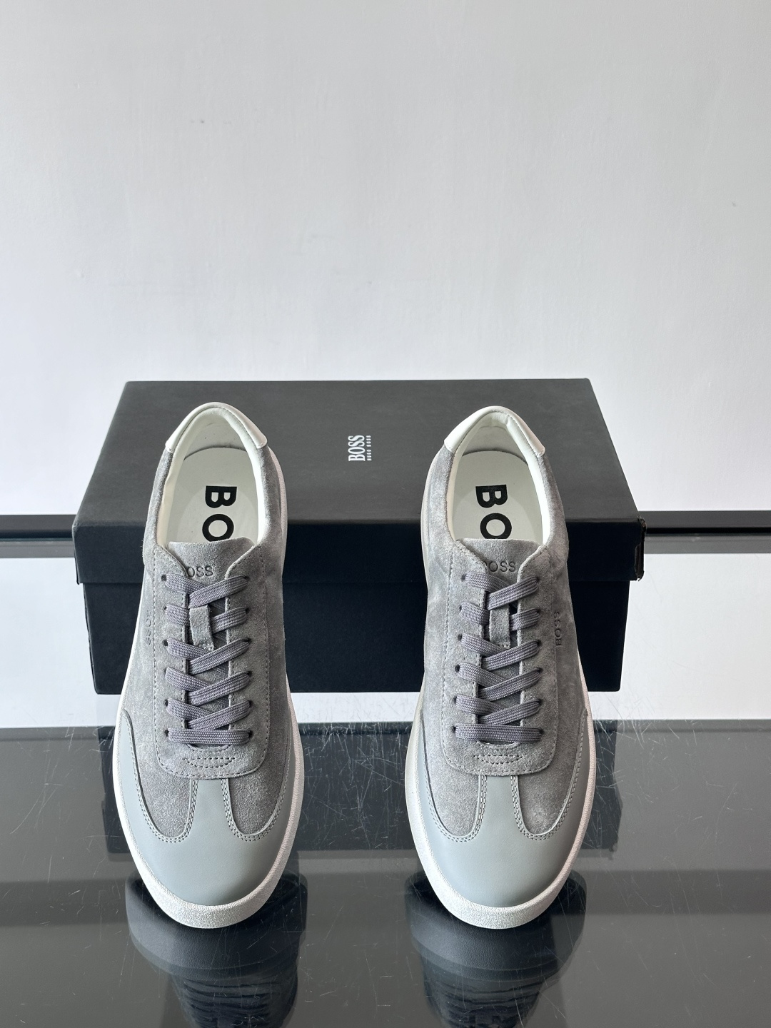 boss男士拼接德训鞋，采用头层牛皮+绒面革拼接，质感细腻又耐用。低帮设计+白色橡胶鞋底，简约百搭，日常