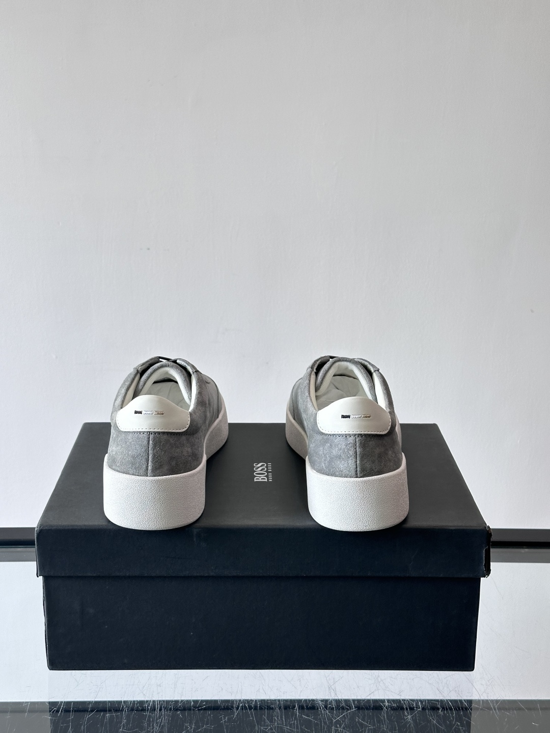 boss男士拼接德训鞋，采用头层牛皮+绒面革拼接，质感细腻又耐用。低帮设计+白色橡胶鞋底，简约百搭，日常