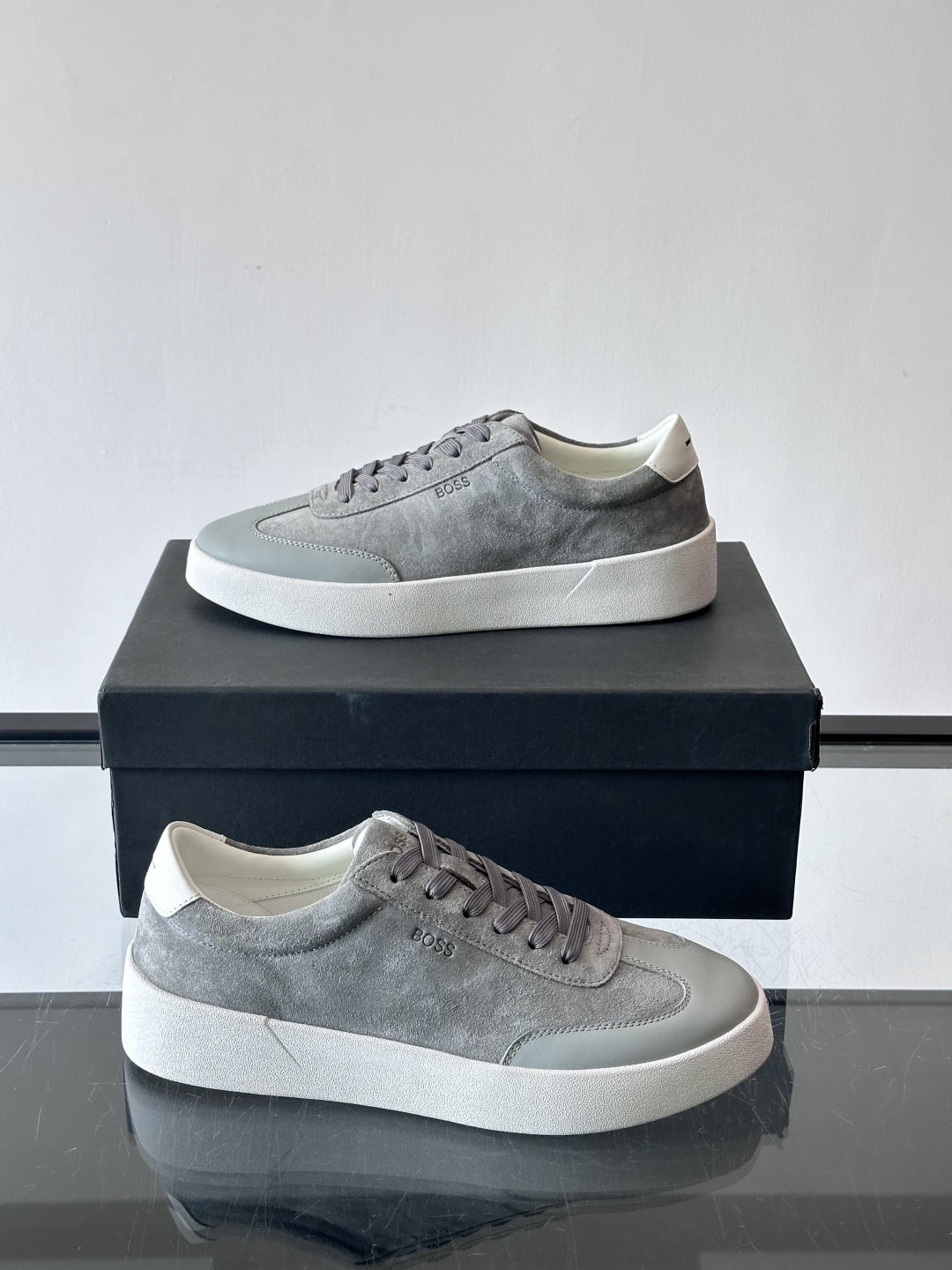 boss男士拼接德训鞋，采用头层牛皮+绒面革拼接，质感细腻又耐用。低帮设计+白色橡胶鞋底，简约百搭，日常