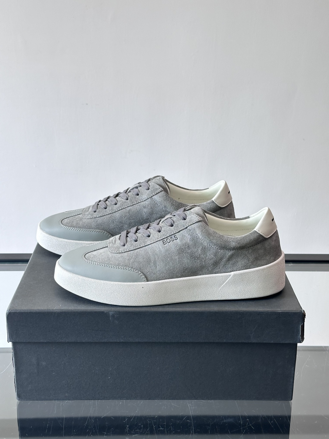boss男士拼接德训鞋，采用头层牛皮+绒面革拼接，质感细腻又耐用。低帮设计+白色橡胶鞋底，简约百搭，日常