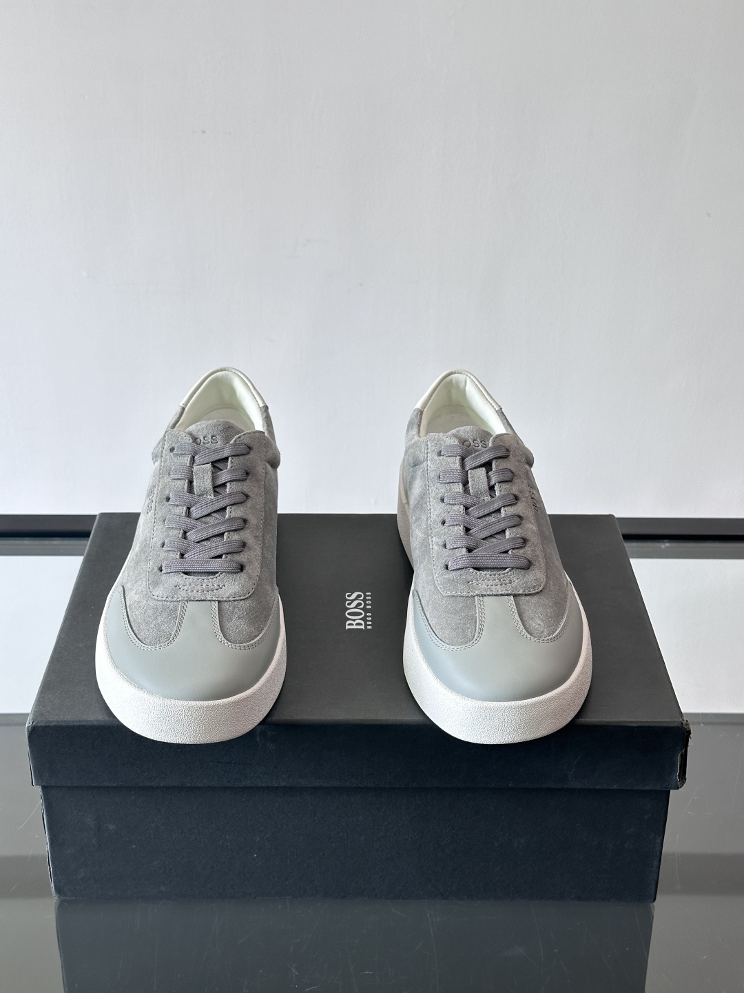 boss男士拼接德训鞋，采用头层牛皮+绒面革拼接，质感细腻又耐用。低帮设计+白色橡胶鞋底，简约百搭，日常