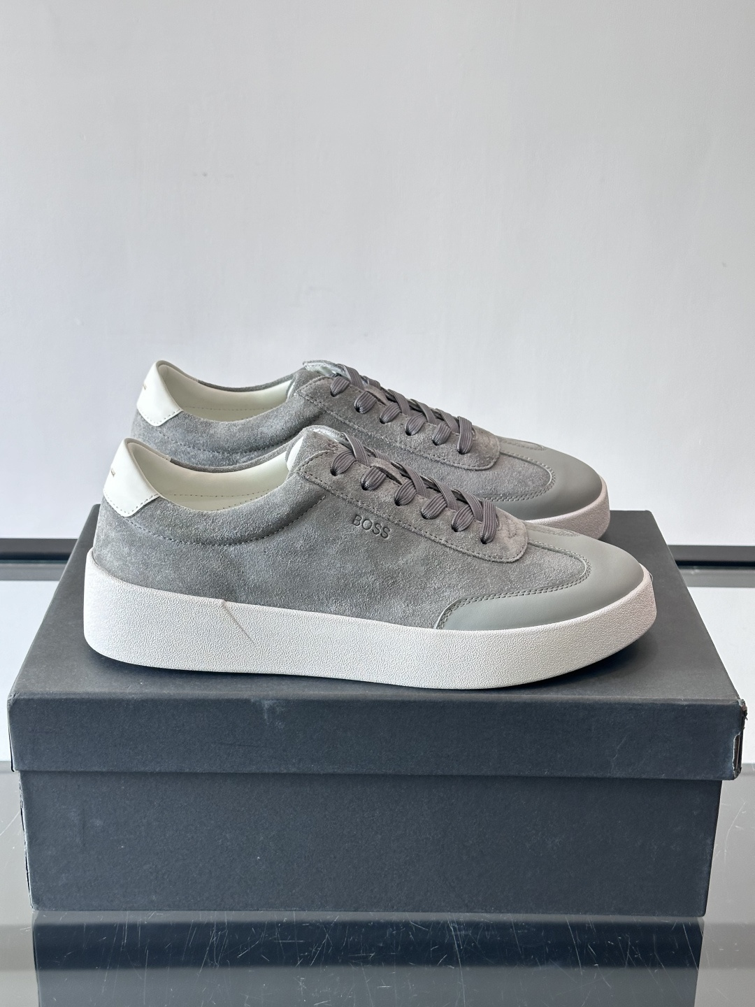 boss男士拼接德训鞋，采用头层牛皮+绒面革拼接，质感细腻又耐用。低帮设计+白色橡胶鞋底，简约百搭，日常