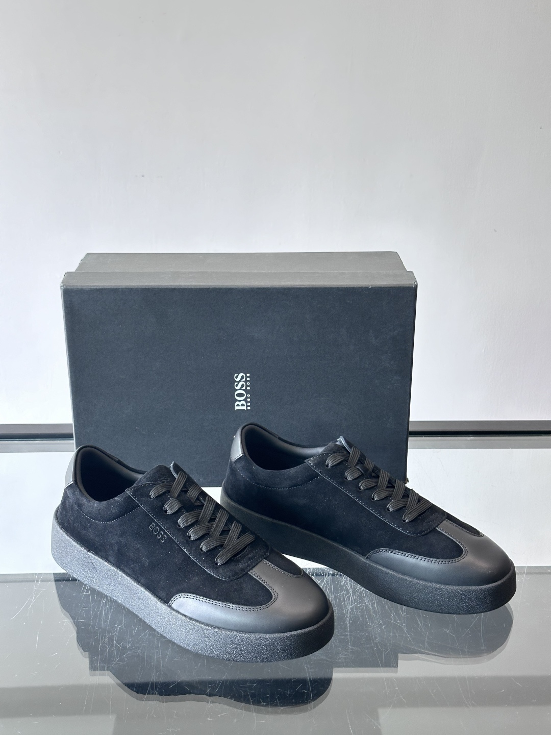 boss男士拼接德训鞋，采用头层牛皮+绒面革拼接，质感细腻又耐用。低帮设计+白色橡胶鞋底，简约百搭，日常