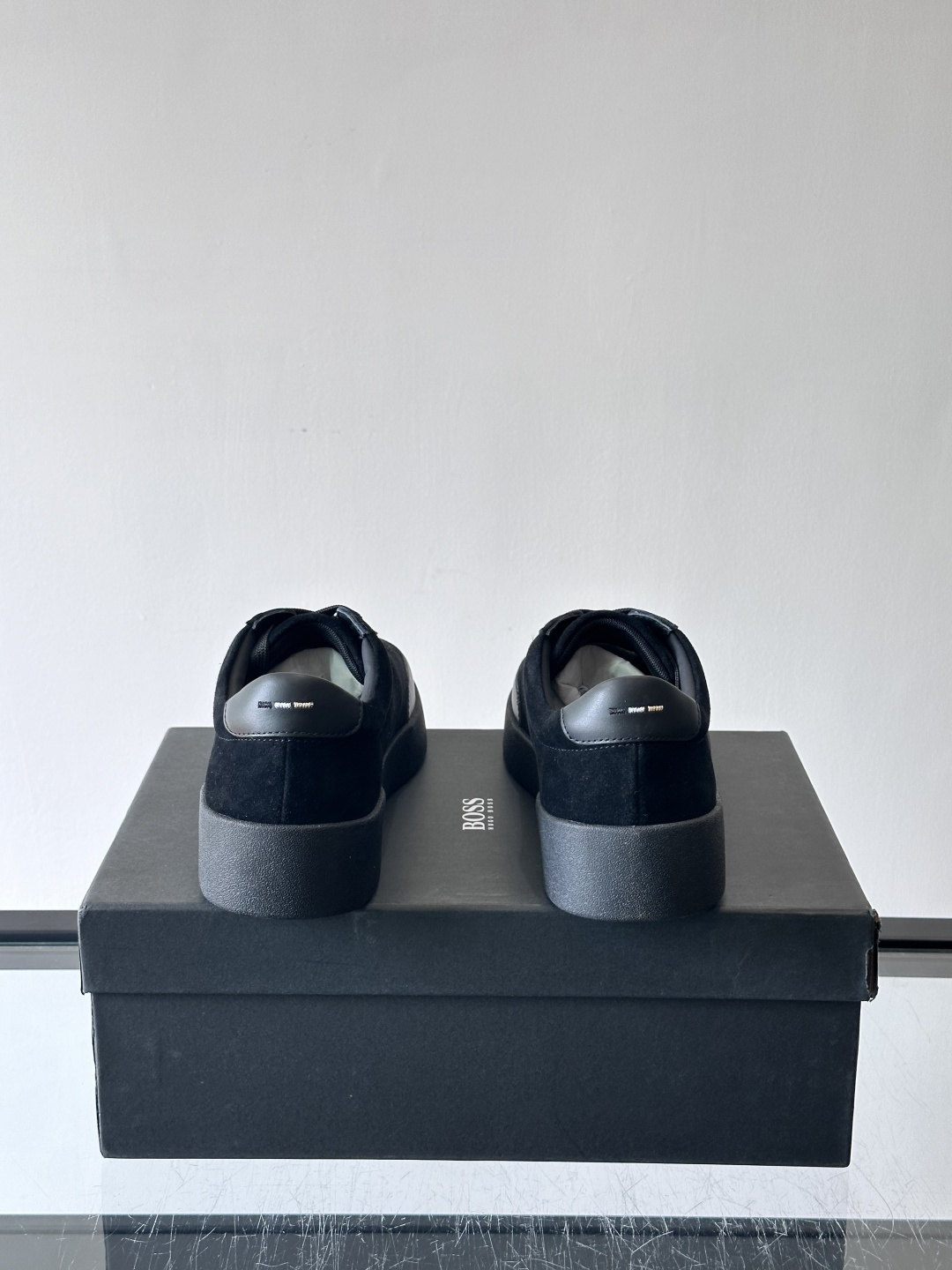 boss男士拼接德训鞋，采用头层牛皮+绒面革拼接，质感细腻又耐用。低帮设计+白色橡胶鞋底，简约百搭，日常