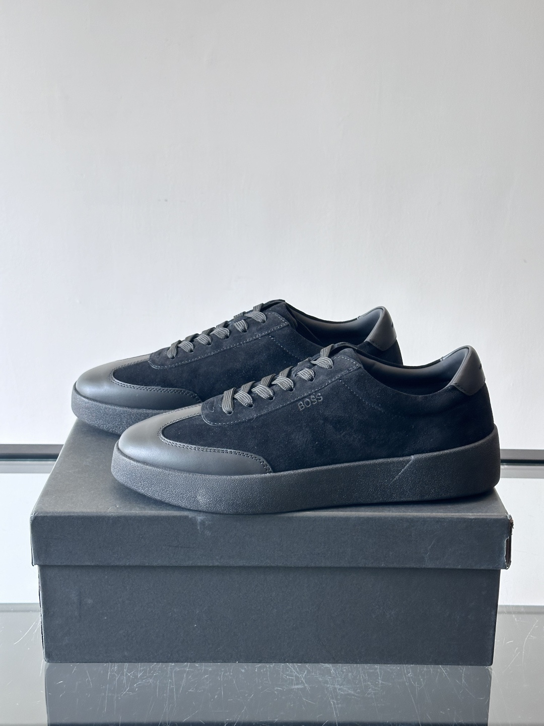 boss男士拼接德训鞋，采用头层牛皮+绒面革拼接，质感细腻又耐用。低帮设计+白色橡胶鞋底，简约百搭，日常