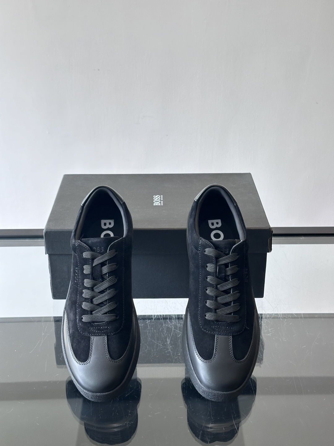 boss男士拼接德训鞋，采用头层牛皮+绒面革拼接，质感细腻又耐用。低帮设计+白色橡胶鞋底，简约百搭，日常