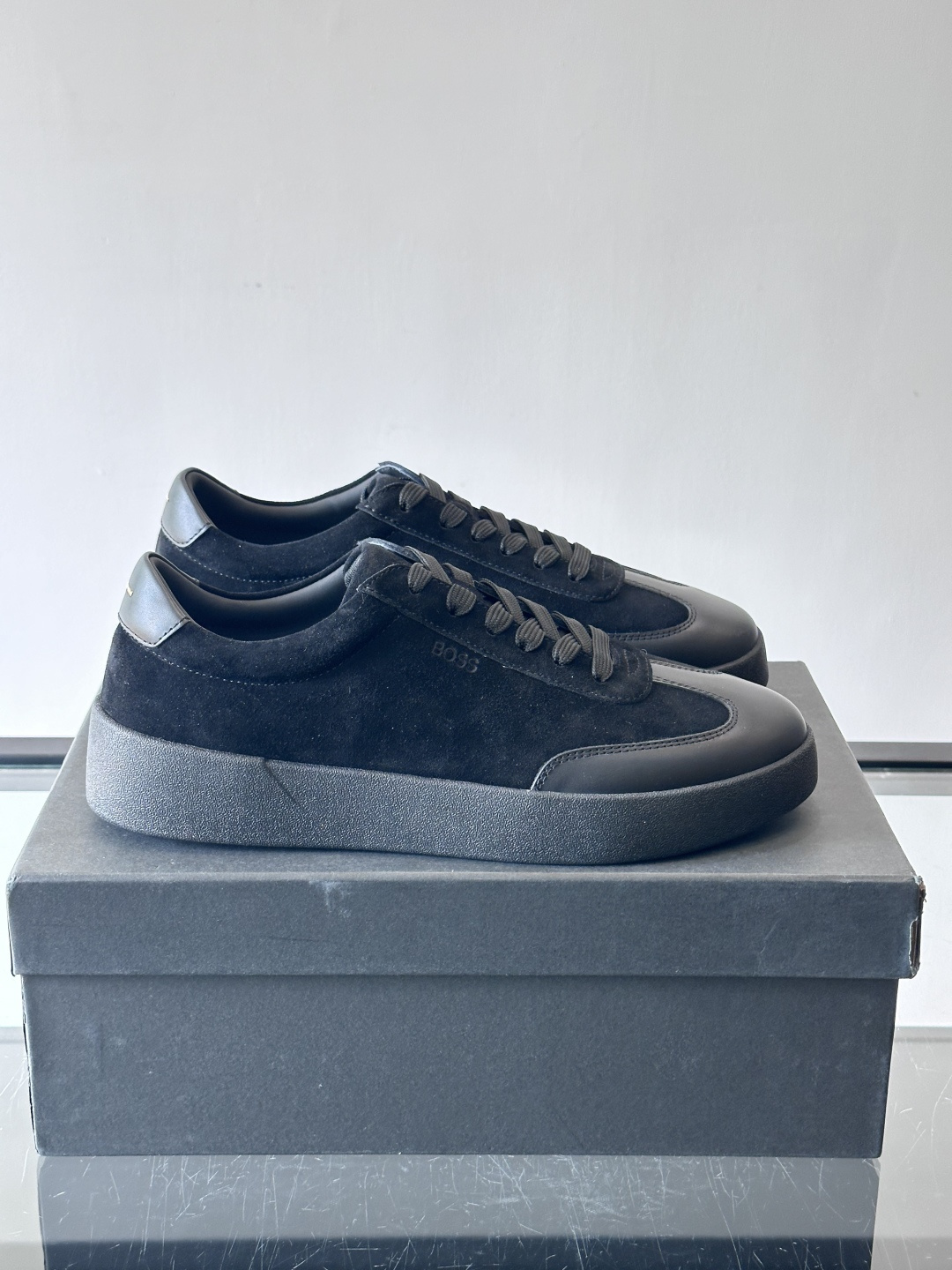 boss男士拼接德训鞋，采用头层牛皮+绒面革拼接，质感细腻又耐用。低帮设计+白色橡胶鞋底，简约百搭，日常