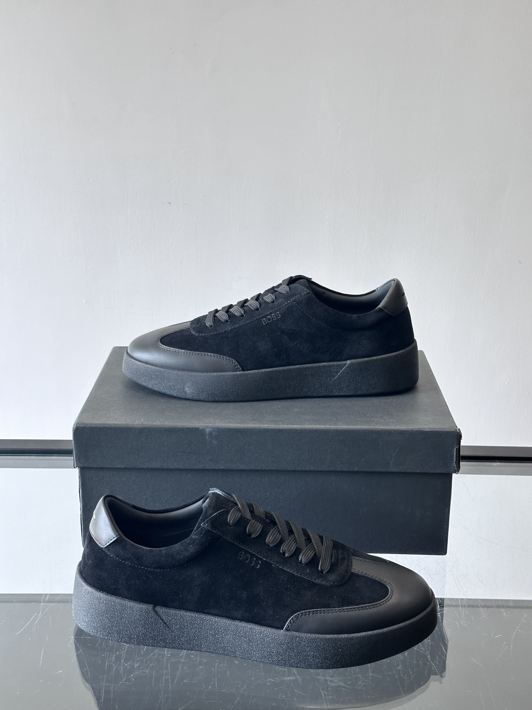 boss男士拼接德训鞋，采用头层牛皮+绒面革拼接，质感细腻又耐用。低帮设计+白色橡胶鞋底，简约百搭，日常