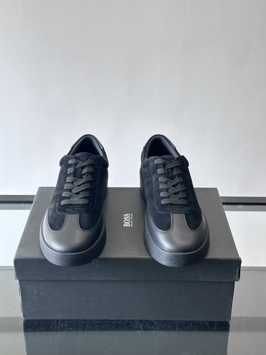 boss男士拼接德训鞋，采用头层牛皮+绒面革拼接，质感细腻又耐用。低帮设计+白色橡胶鞋底，简约百搭，日常