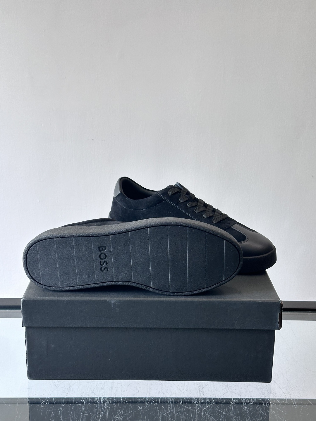 boss男士拼接德训鞋，采用头层牛皮+绒面革拼接，质感细腻又耐用。低帮设计+白色橡胶鞋底，简约百搭，日常