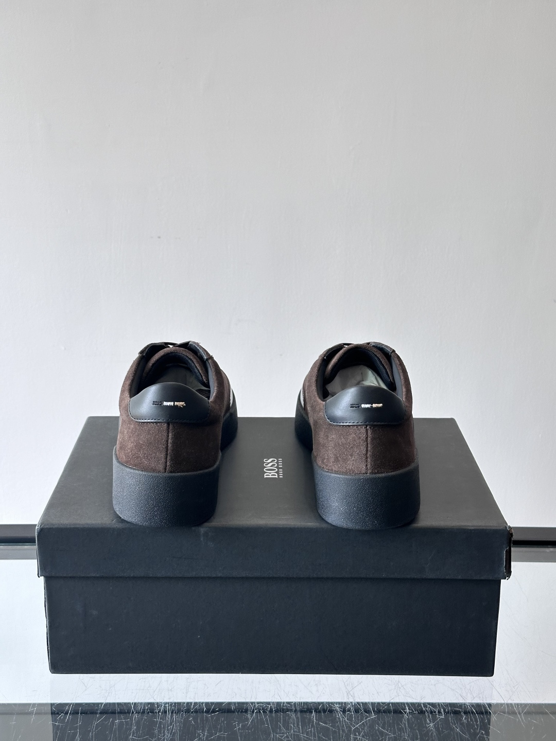 boss男士拼接德训鞋，采用头层牛皮+绒面革拼接，质感细腻又耐用。低帮设计+白色橡胶鞋底，简约百搭，日常