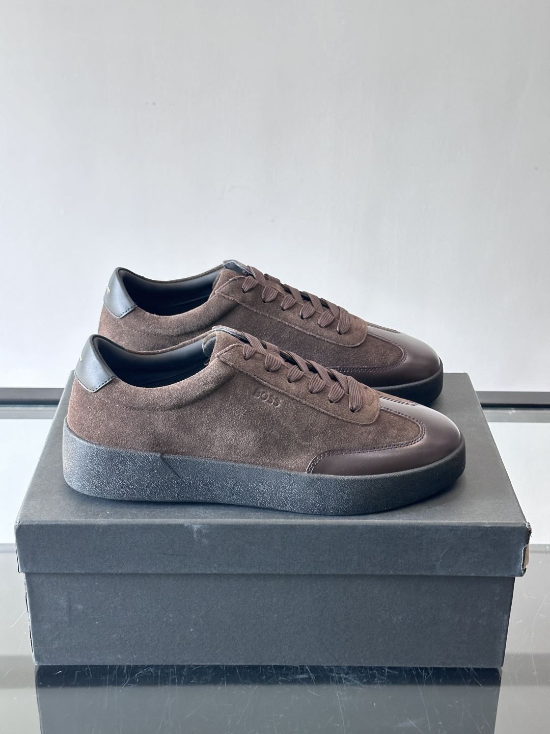 boss男士拼接德训鞋，采用头层牛皮+绒面革拼接，质感细腻又耐用。低帮设计+白色橡胶鞋底，简约百搭，日常