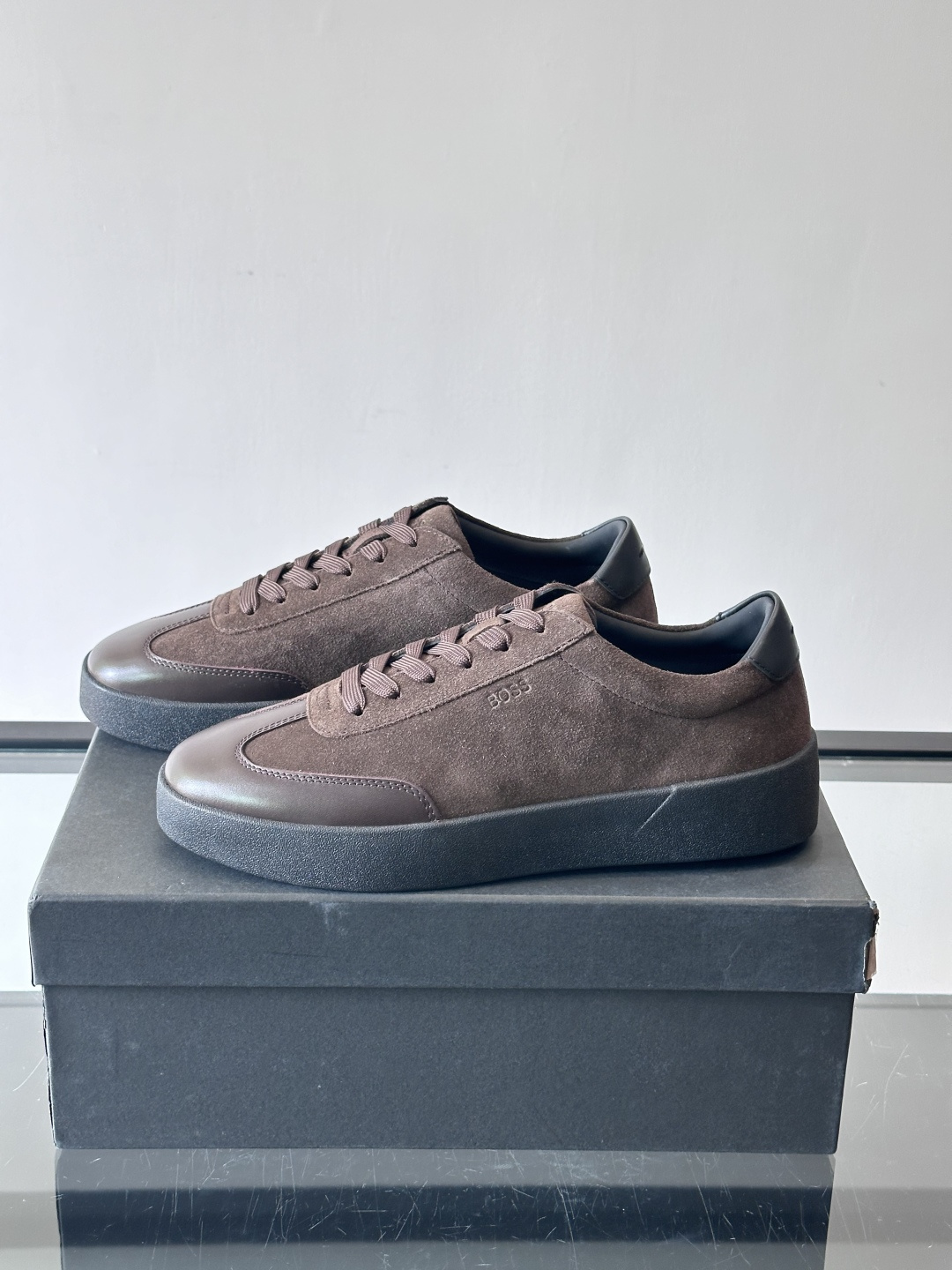 boss男士拼接德训鞋，采用头层牛皮+绒面革拼接，质感细腻又耐用。低帮设计+白色橡胶鞋底，简约百搭，日常