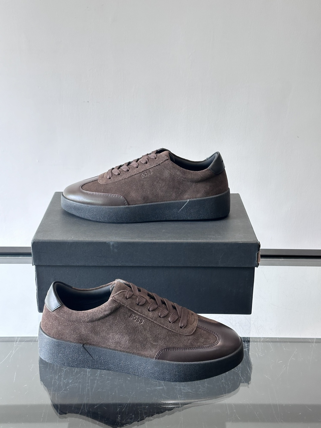 boss男士拼接德训鞋，采用头层牛皮+绒面革拼接，质感细腻又耐用。低帮设计+白色橡胶鞋底，简约百搭，日常