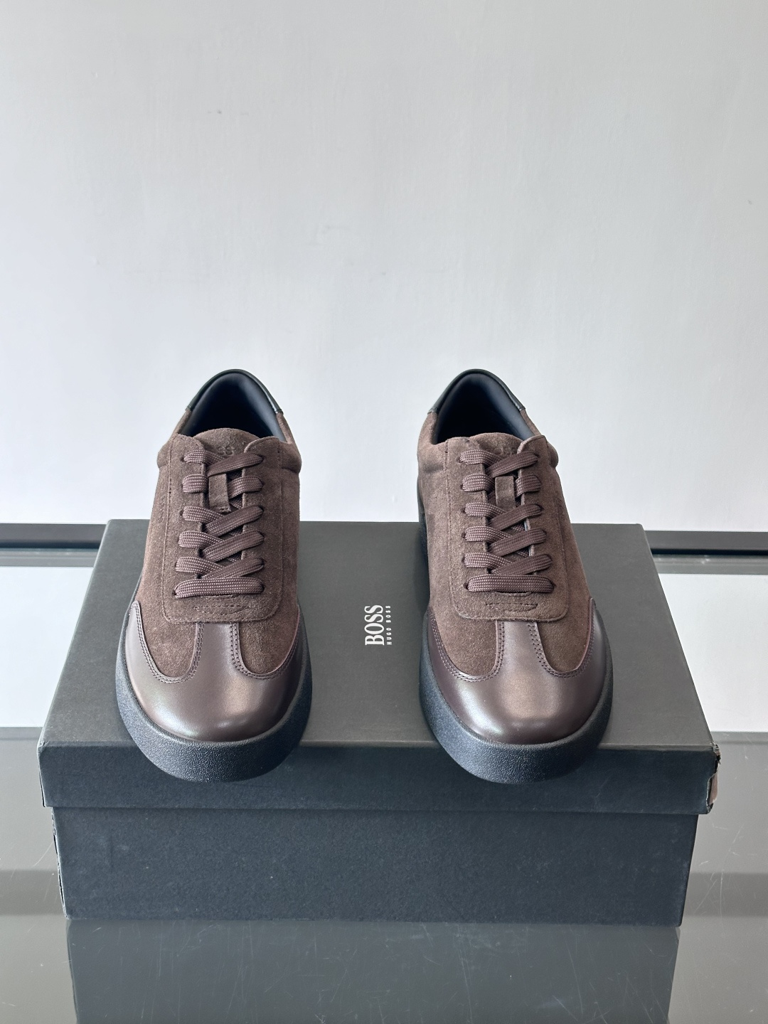 boss男士拼接德训鞋，采用头层牛皮+绒面革拼接，质感细腻又耐用。低帮设计+白色橡胶鞋底，简约百搭，日常