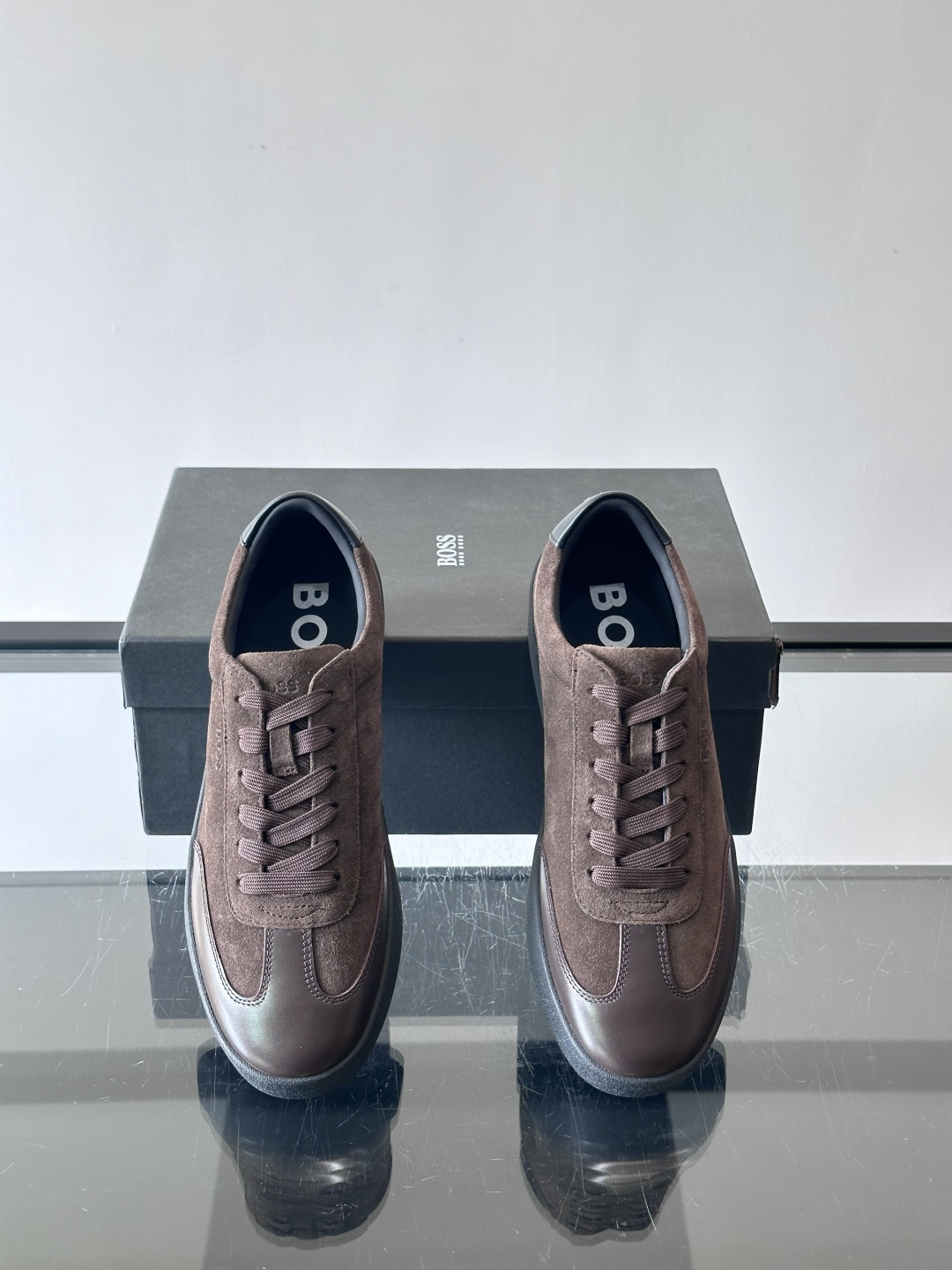 boss男士拼接德训鞋，采用头层牛皮+绒面革拼接，质感细腻又耐用。低帮设计+白色橡胶鞋底，简约百搭，日常