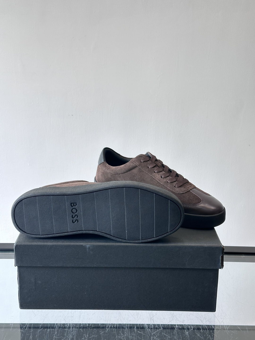 boss男士拼接德训鞋，采用头层牛皮+绒面革拼接，质感细腻又耐用。低帮设计+白色橡胶鞋底，简约百搭，日常