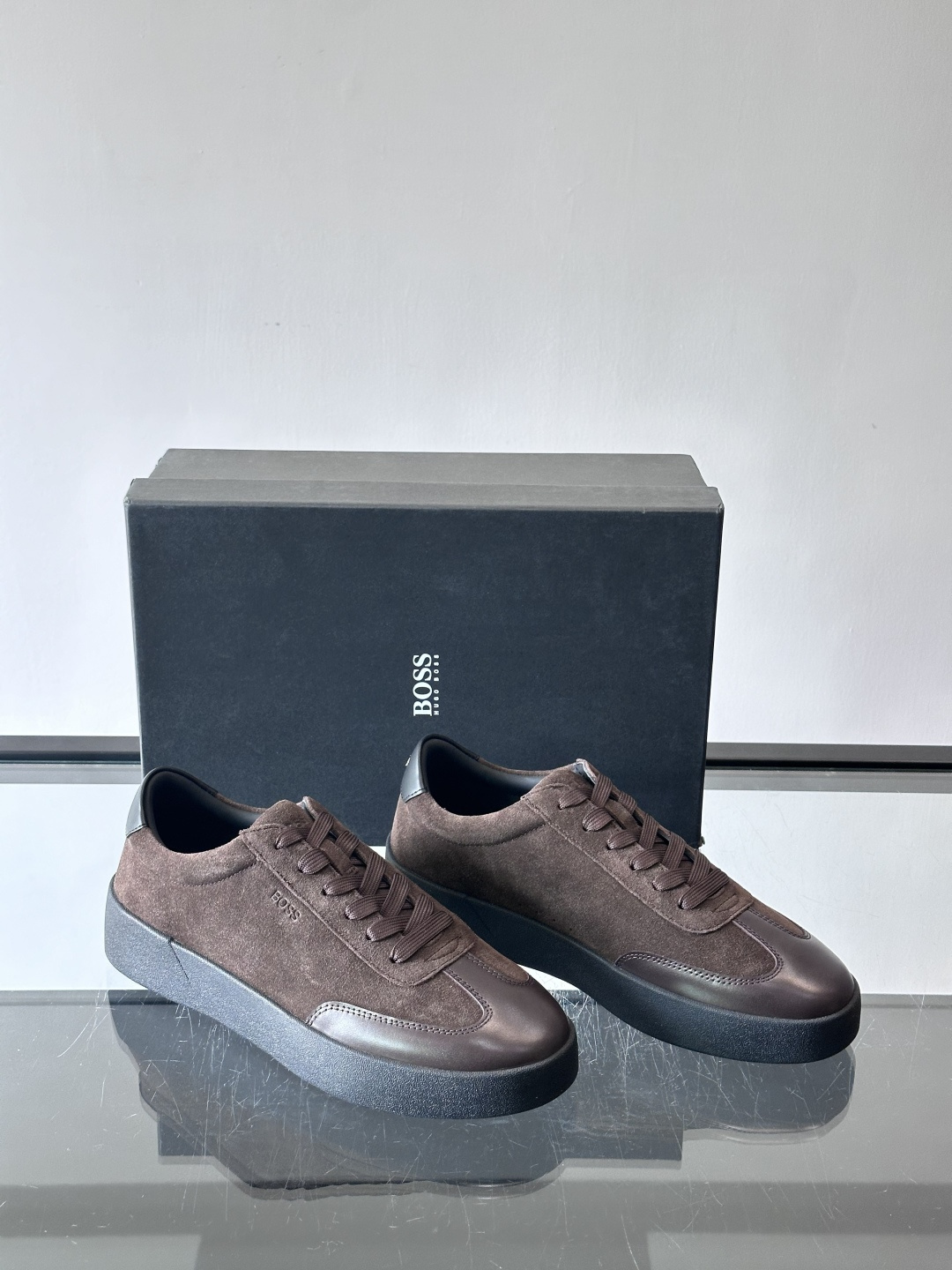 boss男士拼接德训鞋，采用头层牛皮+绒面革拼接，质感细腻又耐用。低帮设计+白色橡胶鞋底，简约百搭，日常