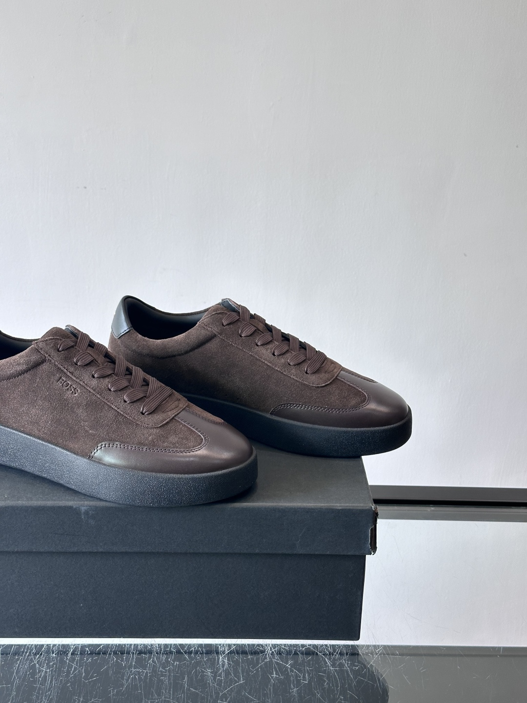 boss男士拼接德训鞋，采用头层牛皮+绒面革拼接，质感细腻又耐用。低帮设计+白色橡胶鞋底，简约百搭，日常