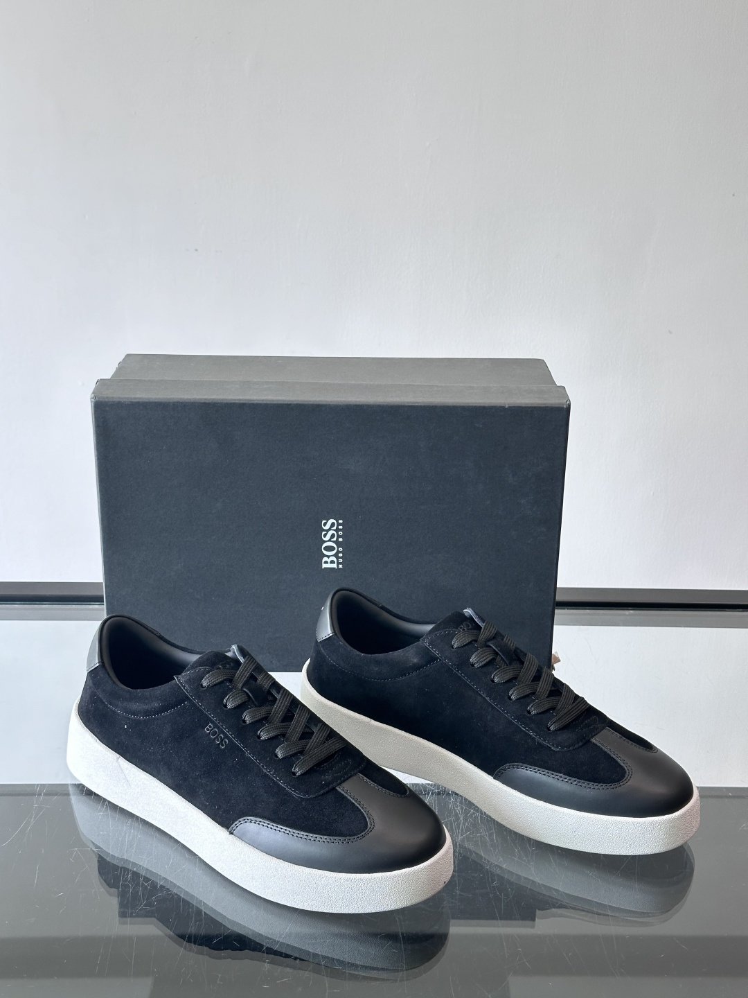 boss男士拼接德训鞋，采用头层牛皮+绒面革拼接，质感细腻又耐用。低帮设计+白色橡胶鞋底，简约百搭，日常