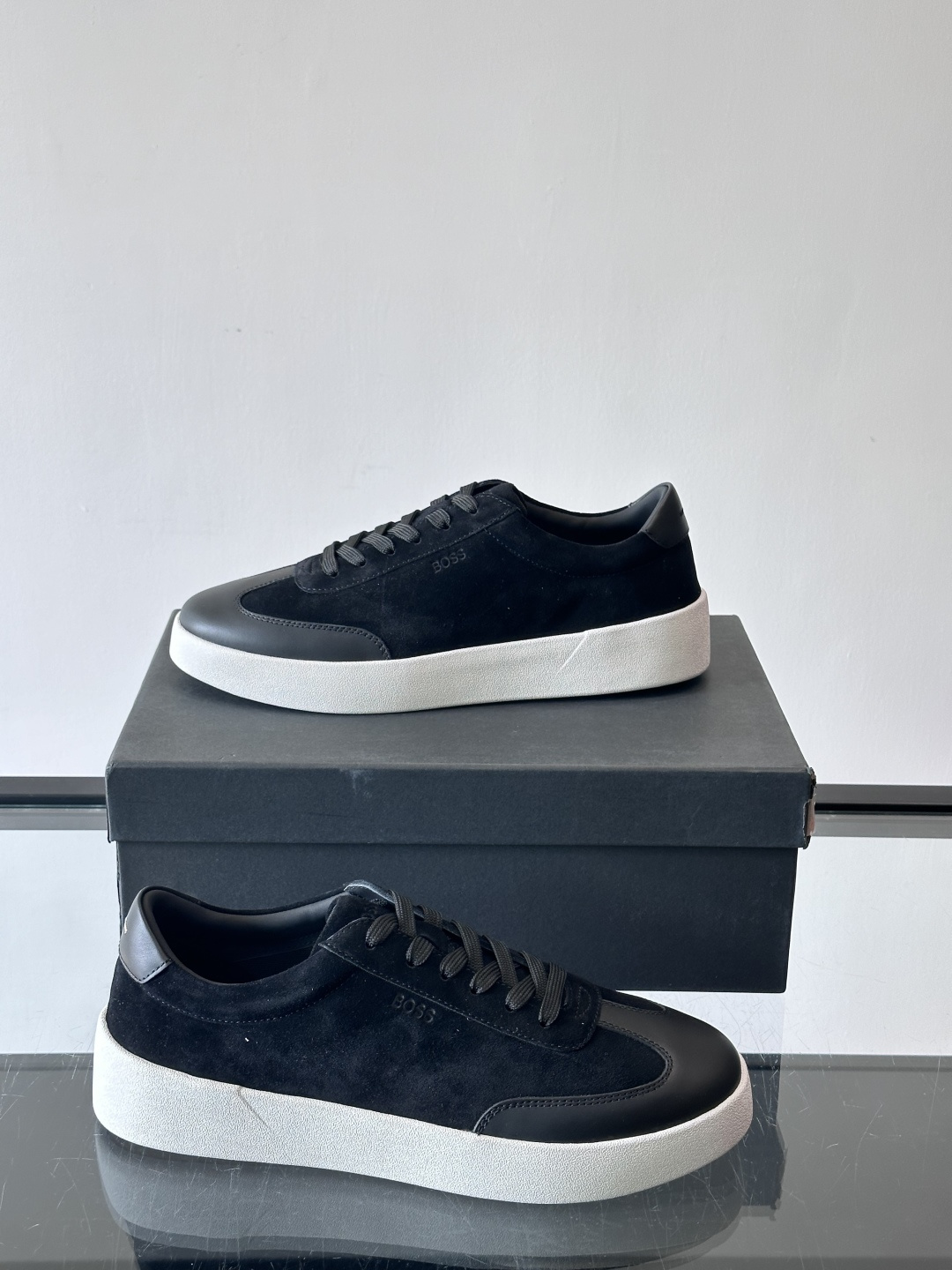 boss男士拼接德训鞋，采用头层牛皮+绒面革拼接，质感细腻又耐用。低帮设计+白色橡胶鞋底，简约百搭，日常