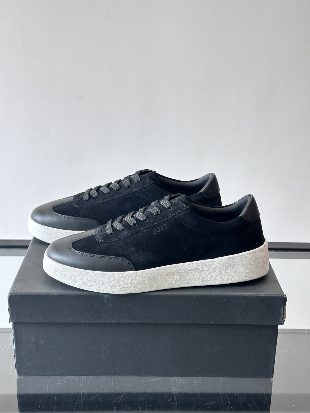 boss男士拼接德训鞋，采用头层牛皮+绒面革拼接，质感细腻又耐用。低帮设计+白色橡胶鞋底，简约百搭，日常