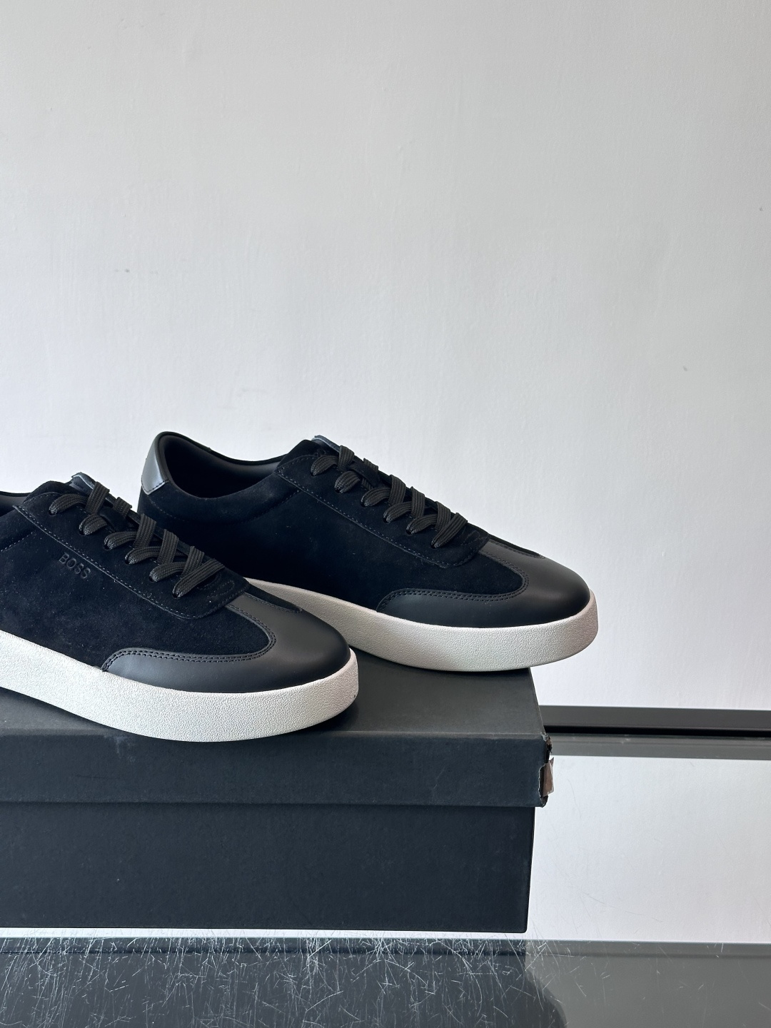 boss男士拼接德训鞋，采用头层牛皮+绒面革拼接，质感细腻又耐用。低帮设计+白色橡胶鞋底，简约百搭，日常