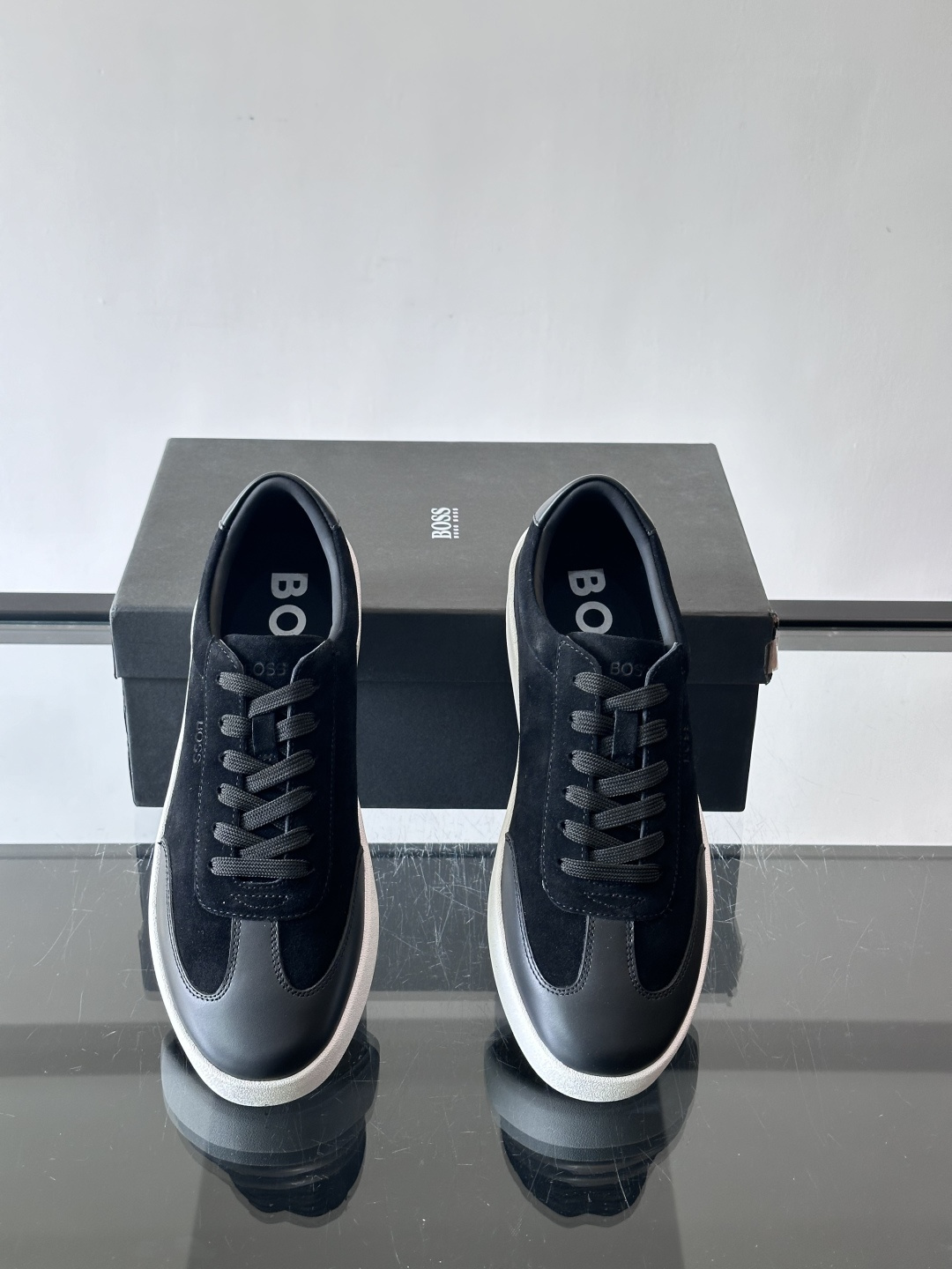 boss男士拼接德训鞋，采用头层牛皮+绒面革拼接，质感细腻又耐用。低帮设计+白色橡胶鞋底，简约百搭，日常