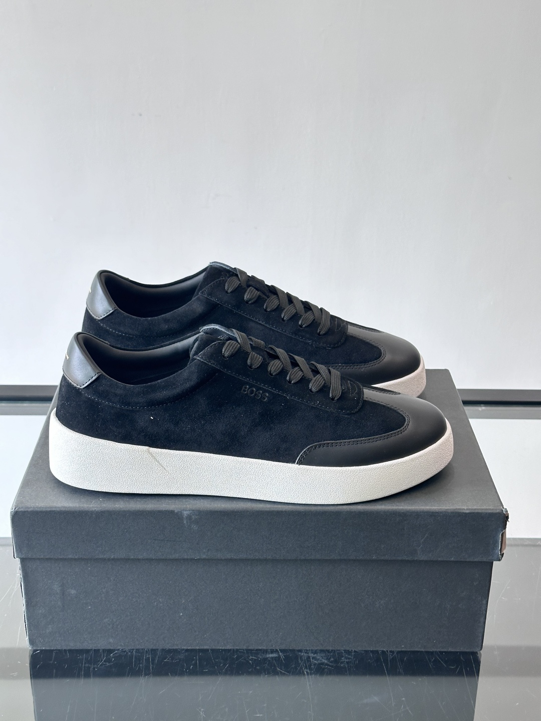 boss男士拼接德训鞋，采用头层牛皮+绒面革拼接，质感细腻又耐用。低帮设计+白色橡胶鞋底，简约百搭，日常