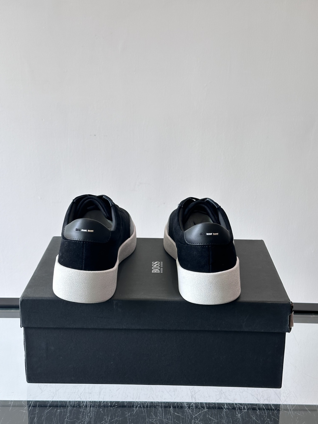 boss男士拼接德训鞋，采用头层牛皮+绒面革拼接，质感细腻又耐用。低帮设计+白色橡胶鞋底，简约百搭，日常