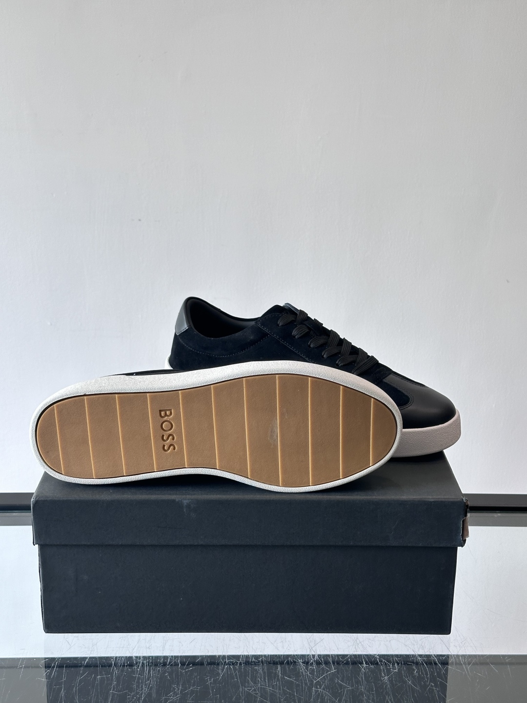 boss男士拼接德训鞋，采用头层牛皮+绒面革拼接，质感细腻又耐用。低帮设计+白色橡胶鞋底，简约百搭，日常