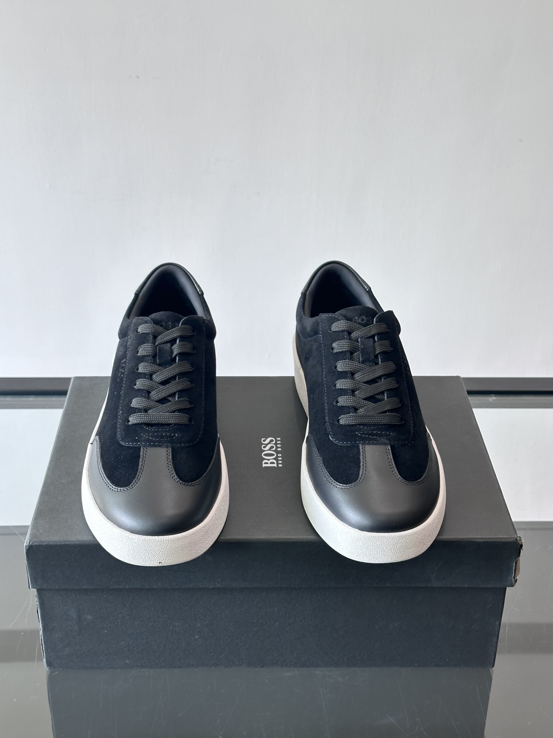 boss男士拼接德训鞋，采用头层牛皮+绒面革拼接，质感细腻又耐用。低帮设计+白色橡胶鞋底，简约百搭，日常