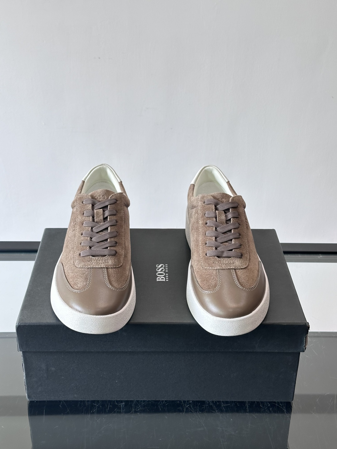 boss男士拼接德训鞋，采用头层牛皮+绒面革拼接，质感细腻又耐用。低帮设计+白色橡胶鞋底，简约百搭，日常