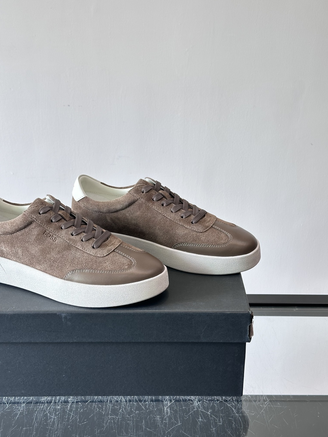 boss男士拼接德训鞋，采用头层牛皮+绒面革拼接，质感细腻又耐用。低帮设计+白色橡胶鞋底，简约百搭，日常