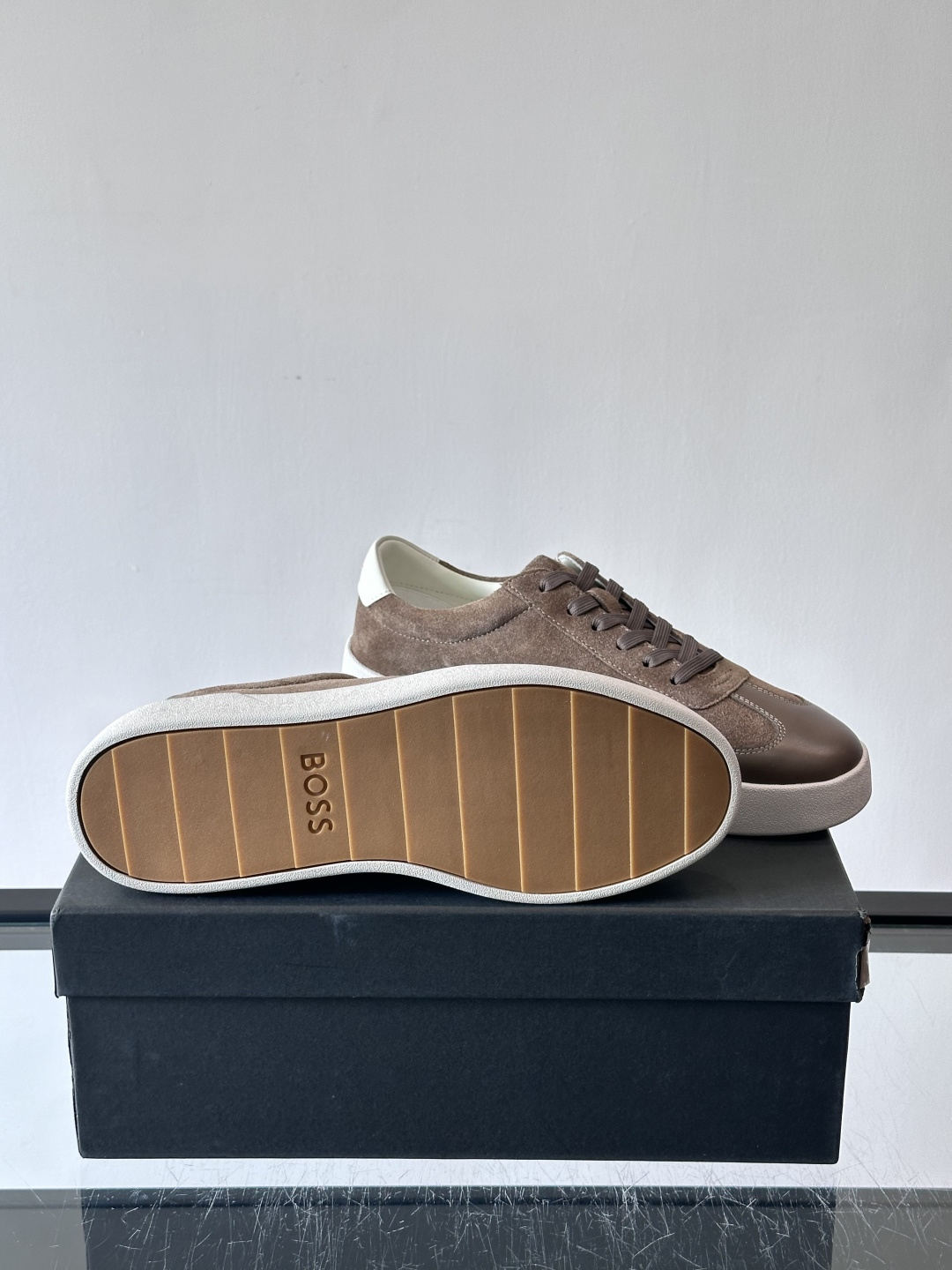 boss男士拼接德训鞋，采用头层牛皮+绒面革拼接，质感细腻又耐用。低帮设计+白色橡胶鞋底，简约百搭，日常