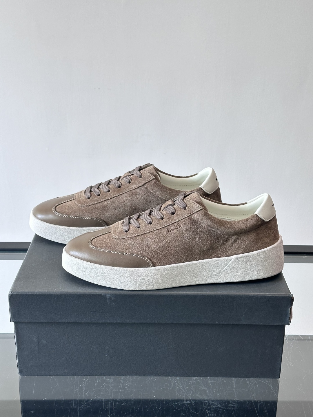 boss男士拼接德训鞋，采用头层牛皮+绒面革拼接，质感细腻又耐用。低帮设计+白色橡胶鞋底，简约百搭，日常