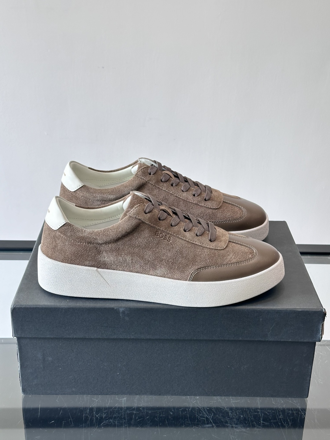 boss男士拼接德训鞋，采用头层牛皮+绒面革拼接，质感细腻又耐用。低帮设计+白色橡胶鞋底，简约百搭，日常