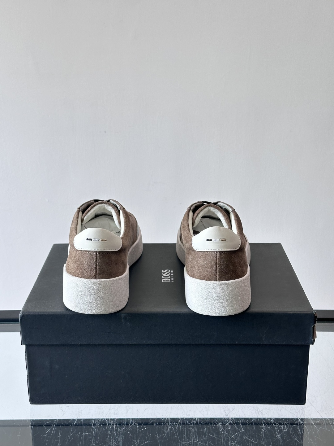 boss男士拼接德训鞋，采用头层牛皮+绒面革拼接，质感细腻又耐用。低帮设计+白色橡胶鞋底，简约百搭，日常