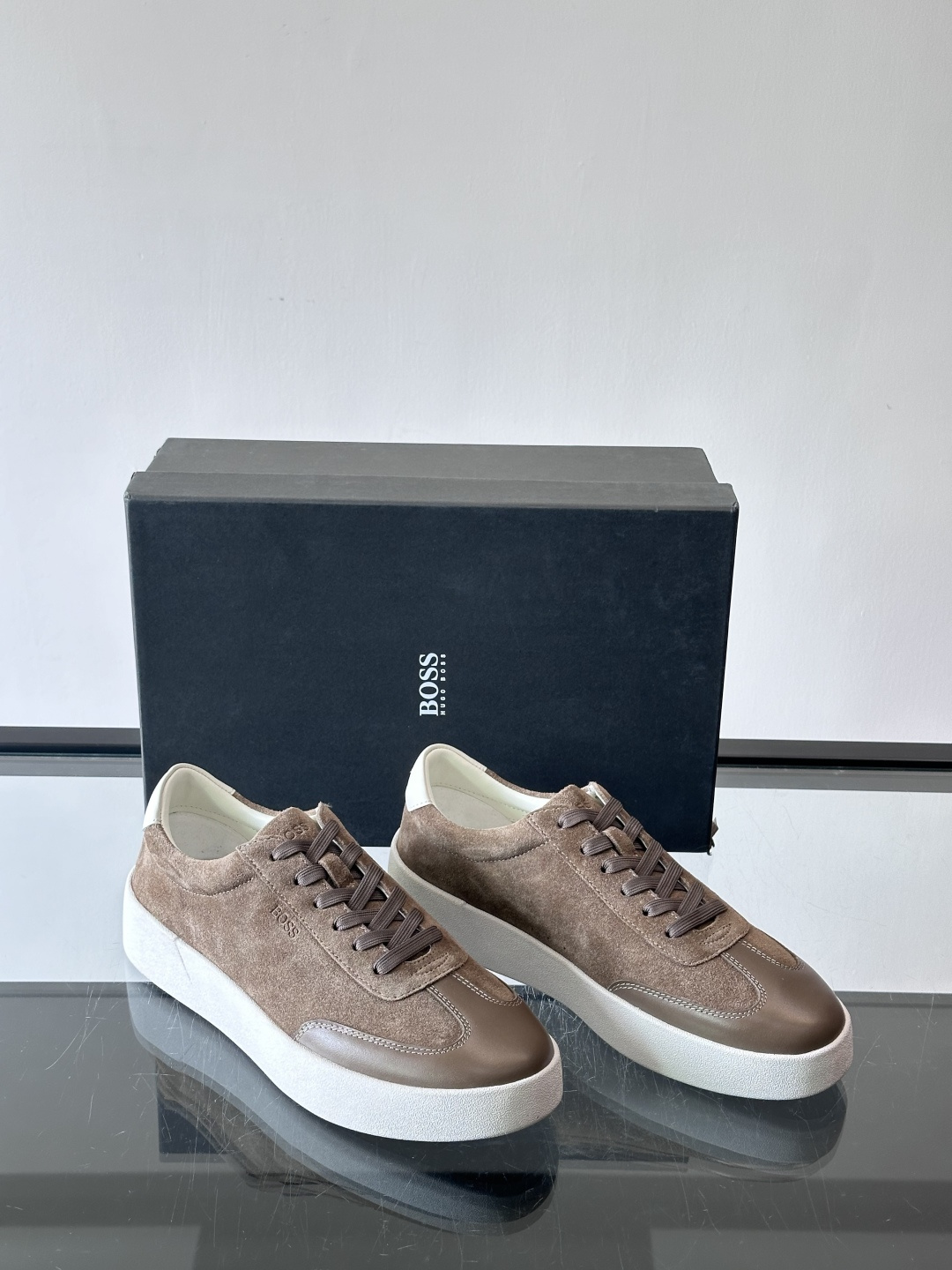 boss男士拼接德训鞋，采用头层牛皮+绒面革拼接，质感细腻又耐用。低帮设计+白色橡胶鞋底，简约百搭，日常