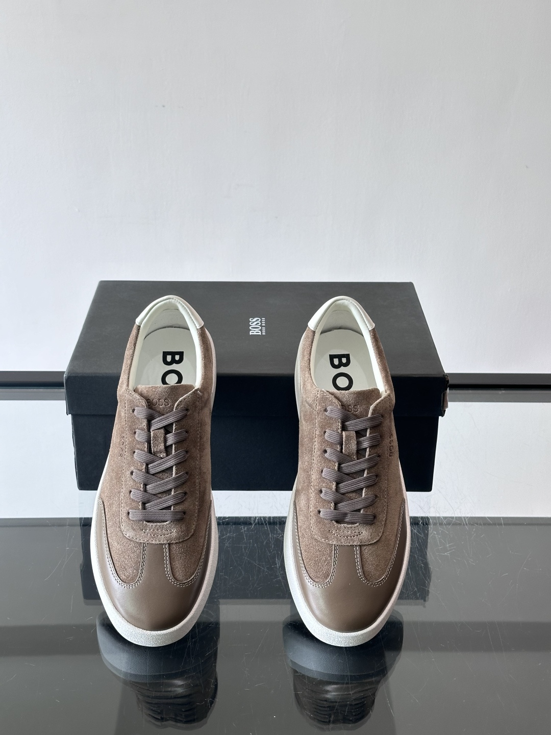 boss男士拼接德训鞋，采用头层牛皮+绒面革拼接，质感细腻又耐用。低帮设计+白色橡胶鞋底，简约百搭，日常
