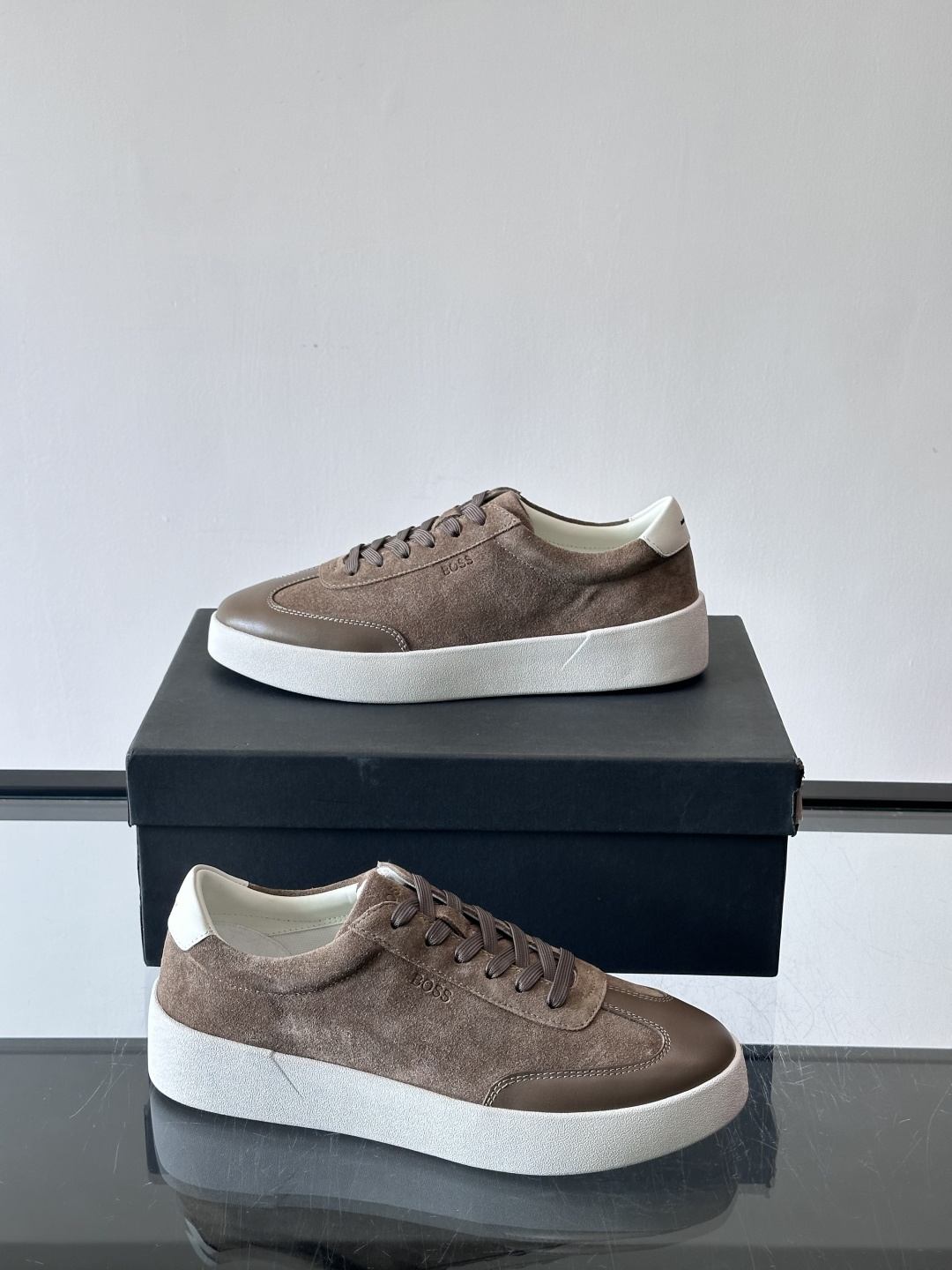 boss男士拼接德训鞋，采用头层牛皮+绒面革拼接，质感细腻又耐用。低帮设计+白色橡胶鞋底，简约百搭，日常