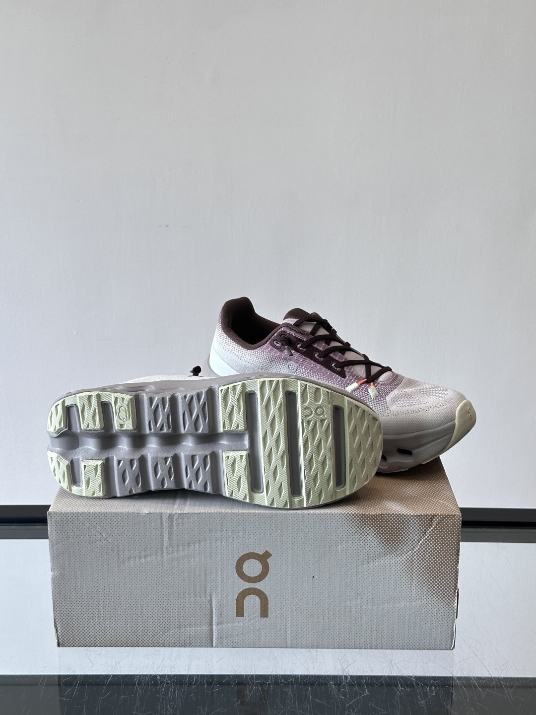 🌸On Cloudtilt情侣款👫跑鞋，瑞士品牌On昂跑出品，主打轻量化和缓震性能。鞋面采用透气网布，适