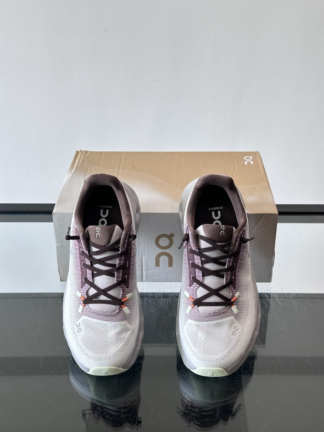 🌸On Cloudtilt情侣款👫跑鞋，瑞士品牌On昂跑出品，主打轻量化和缓震性能。鞋面采用透气网布，适