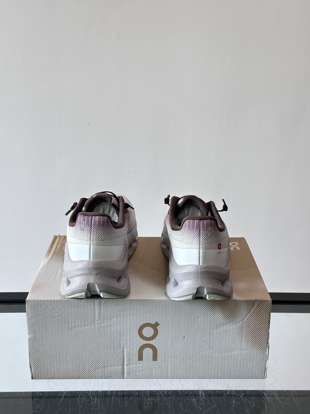 🌸On Cloudtilt情侣款👫跑鞋，瑞士品牌On昂跑出品，主打轻量化和缓震性能。鞋面采用透气网布，适