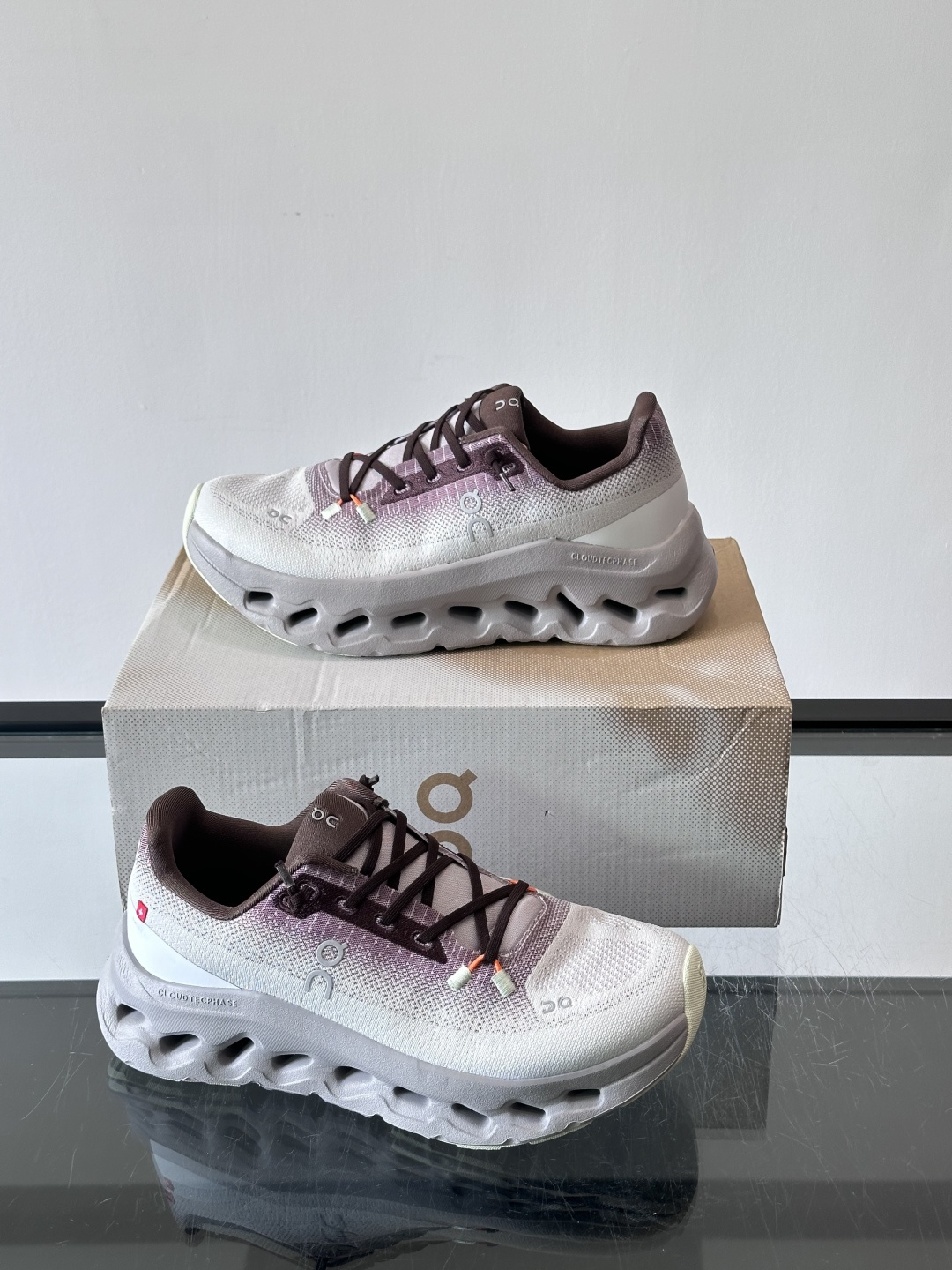 🌸On Cloudtilt情侣款👫跑鞋，瑞士品牌On昂跑出品，主打轻量化和缓震性能。鞋面采用透气网布，适