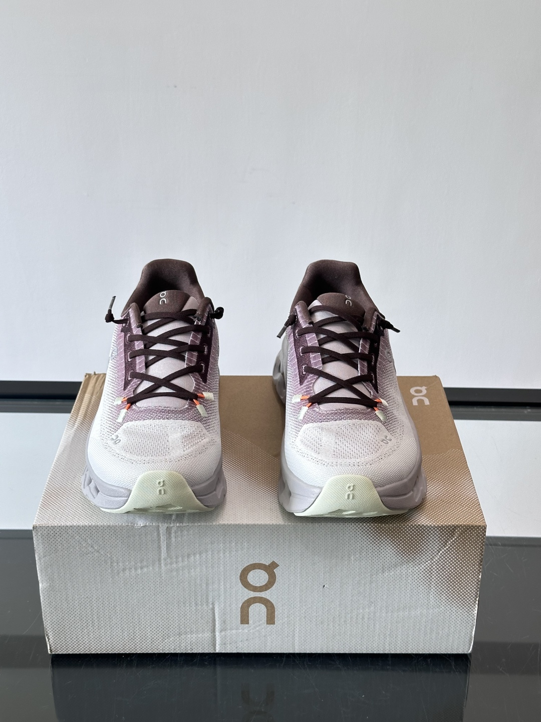 🌸On Cloudtilt情侣款👫跑鞋，瑞士品牌On昂跑出品，主打轻量化和缓震性能。鞋面采用透气网布，适