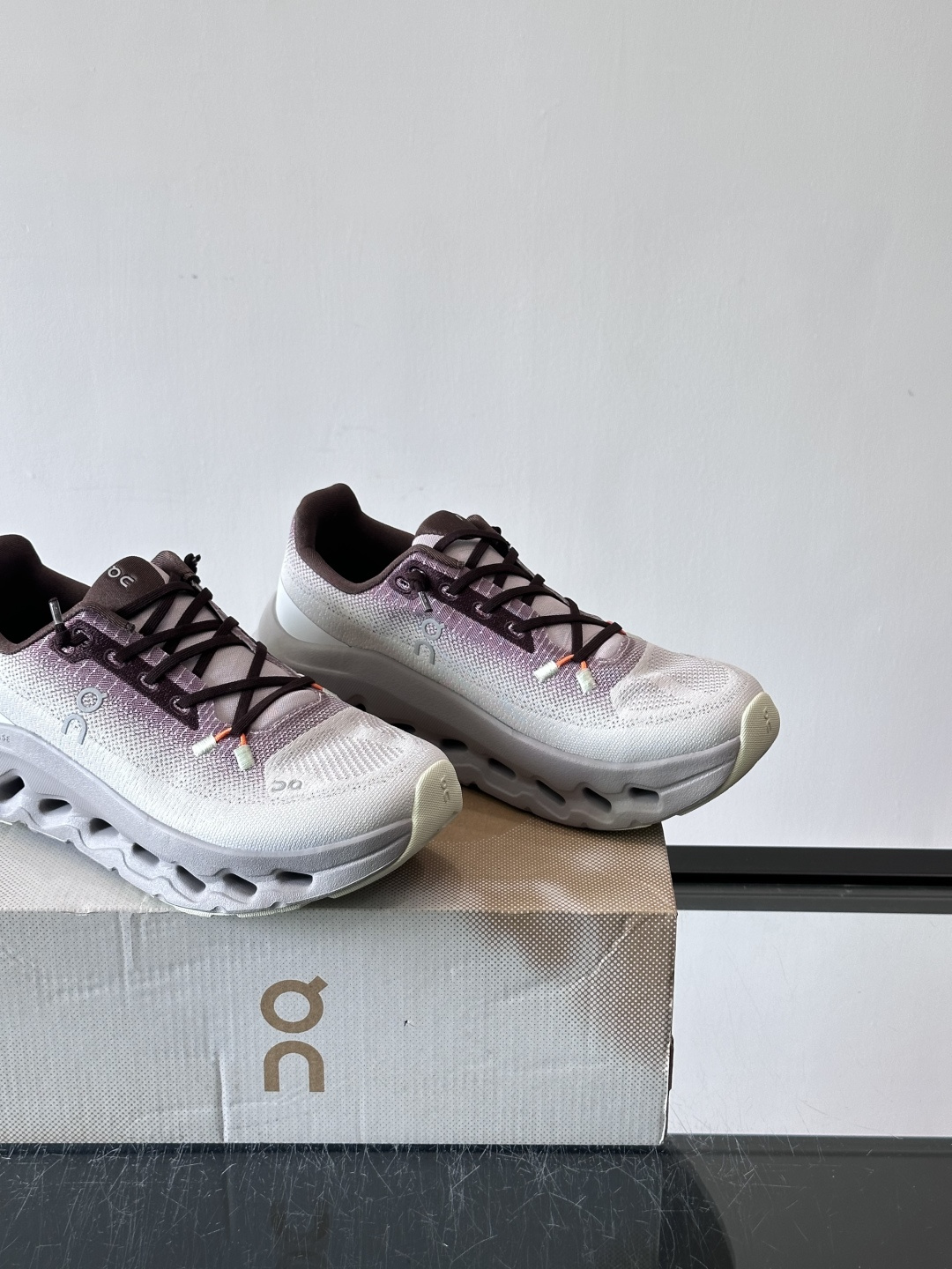 🌸On Cloudtilt情侣款👫跑鞋，瑞士品牌On昂跑出品，主打轻量化和缓震性能。鞋面采用透气网布，适