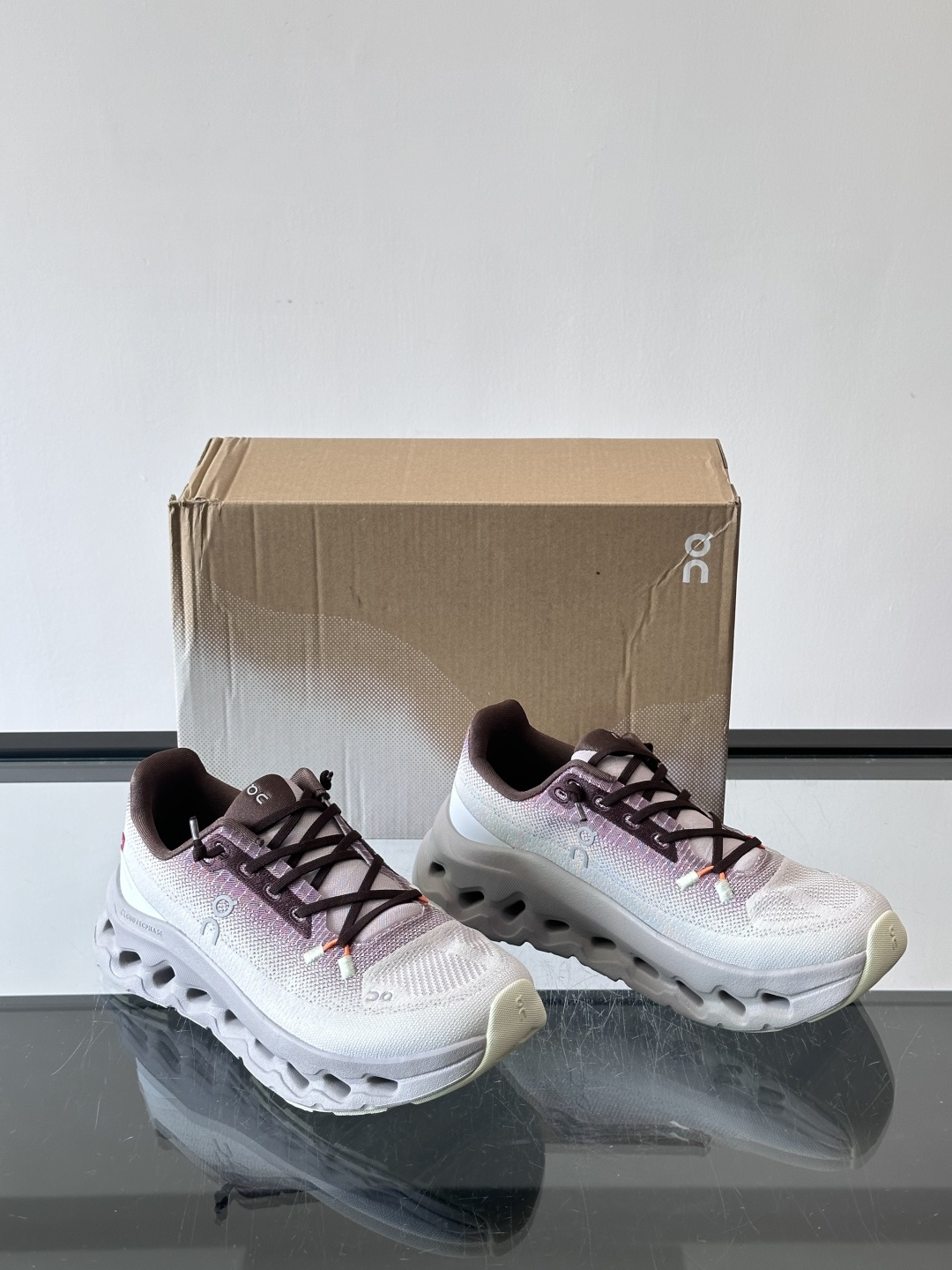 🌸On Cloudtilt情侣款👫跑鞋，瑞士品牌On昂跑出品，主打轻量化和缓震性能。鞋面采用透气网布，适