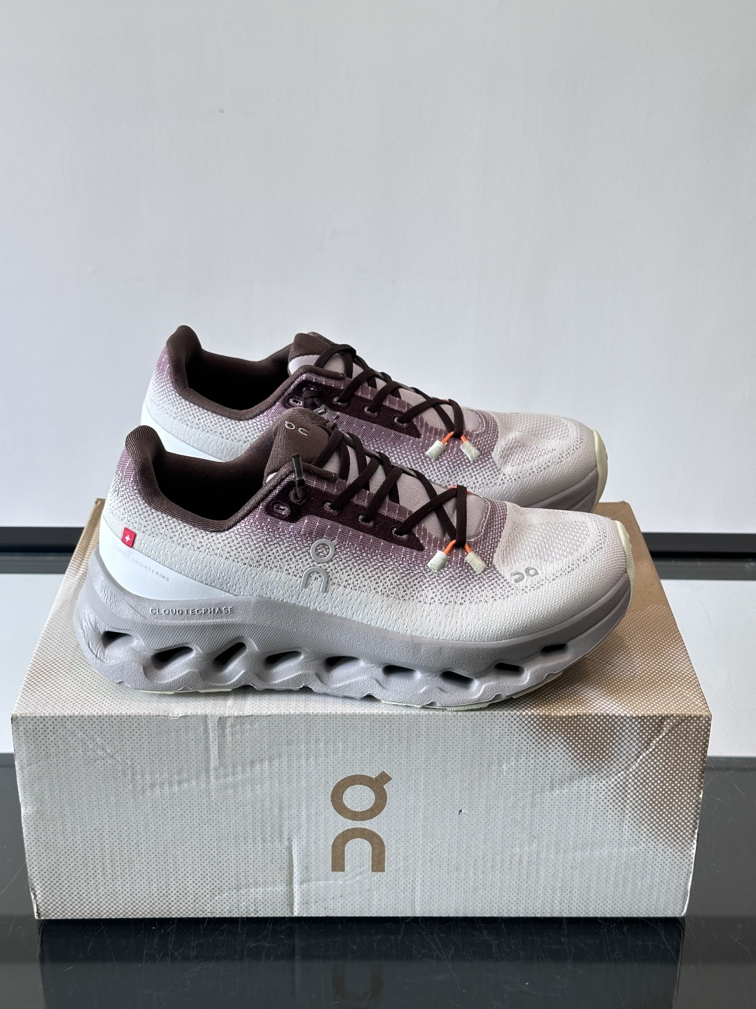 🌸On Cloudtilt情侣款👫跑鞋，瑞士品牌On昂跑出品，主打轻量化和缓震性能。鞋面采用透气网布，适